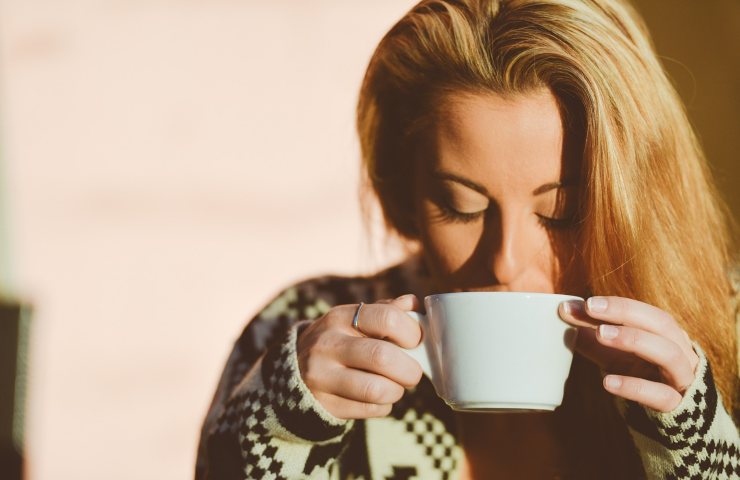 Donna con tazza da colazione