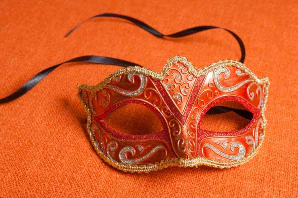 Maschera rosso e oro per il Carnevale