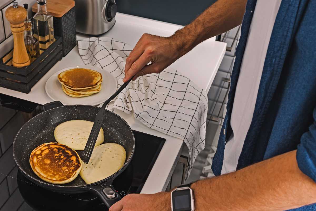 Uomo prepara pancake