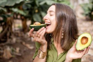 Ragazza consuma avocado