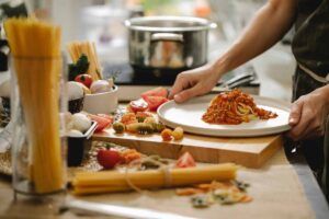 Uomo che prepara gli spaghetti