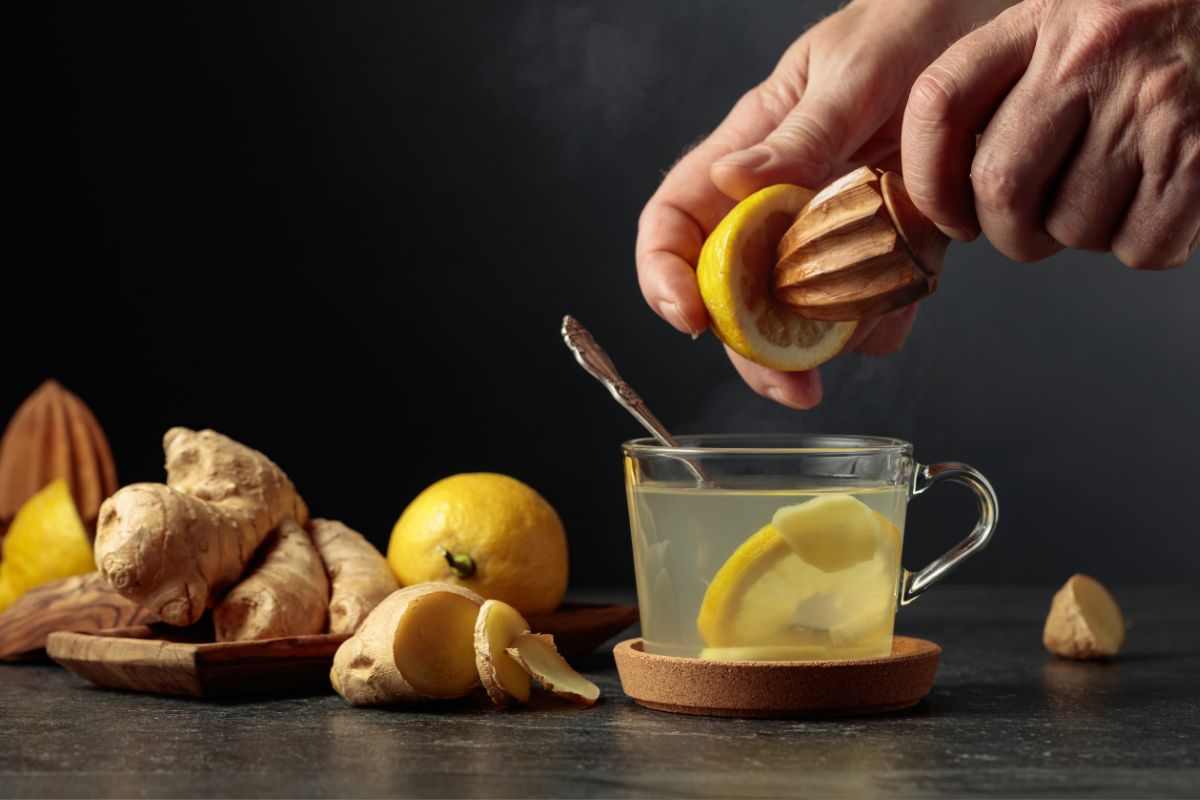 Acqua calda, limone e zenzero