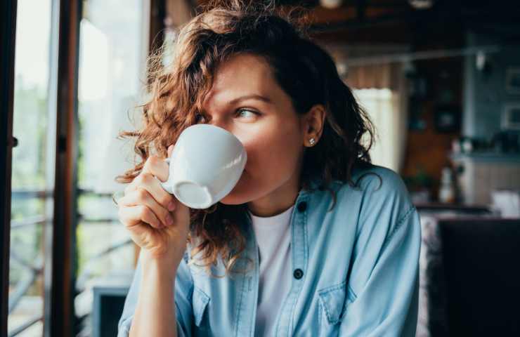 ragazza che beve caffè