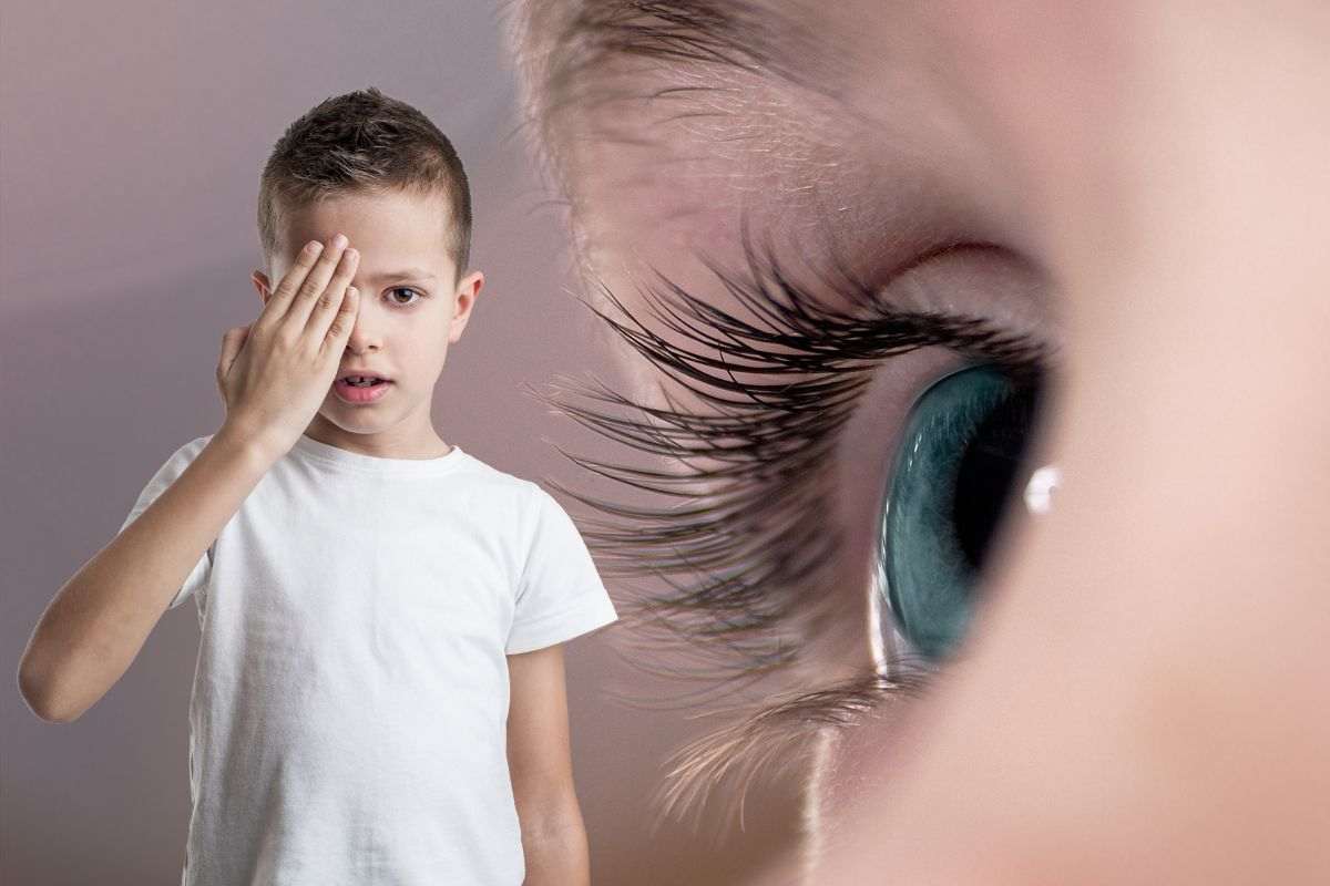 Bambino si tappa un occhio