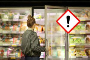 Consumatore apre frigo del supermercato