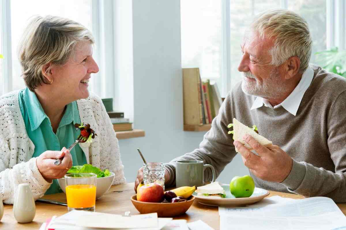 Coppia innamorata consuma un pasto leggero