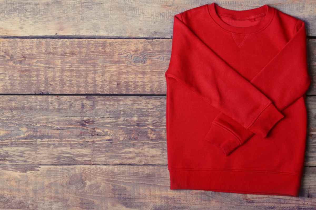 Maglione rosso su legno