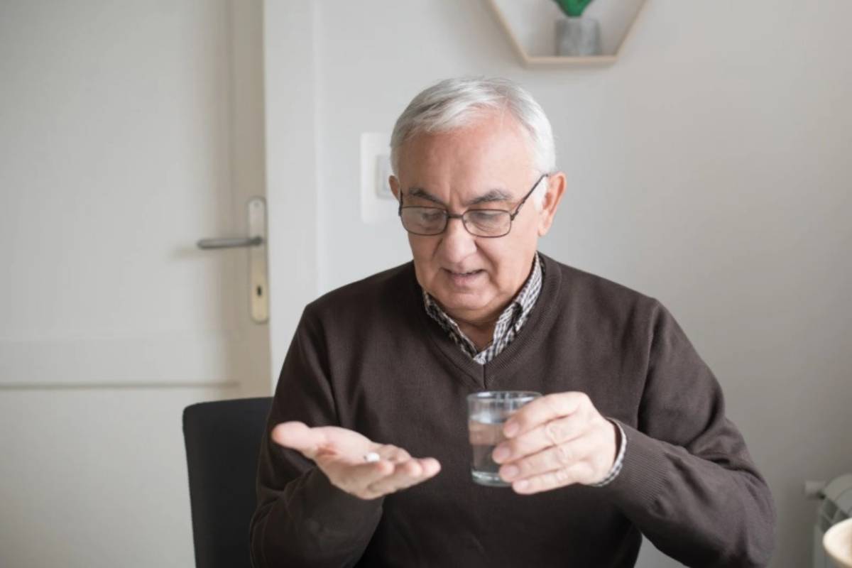 Anziano prende una medicina