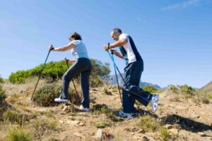 Due persone che camminano in salita