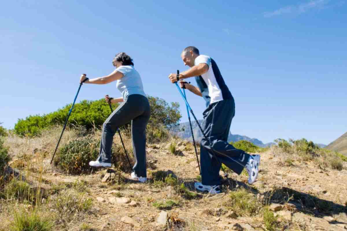 Due persone che camminano in salita