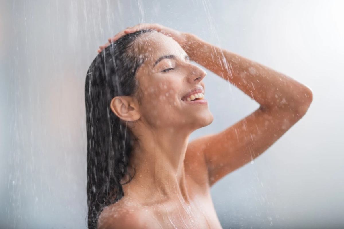 Donna fa la doccia con il sorriso