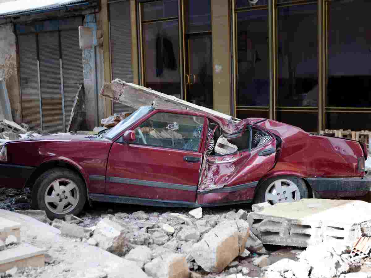 Auto tra le macerie di un terremoto