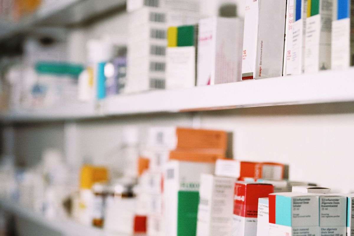 scaffali di una farmacia con scatole di vari medicinali