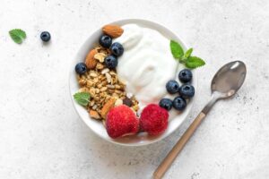 ciotola con yogurt e frutta